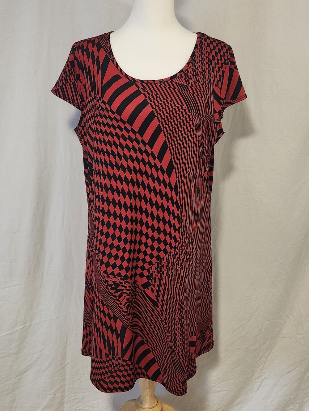 Jolie Red and Black Geometric Shift Dress